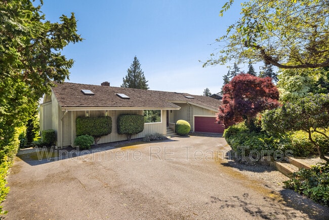Building Photo - 10837 Bill Point Bluff NE