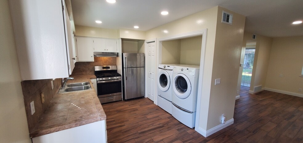 Building Photo - 9691 Durham Dr