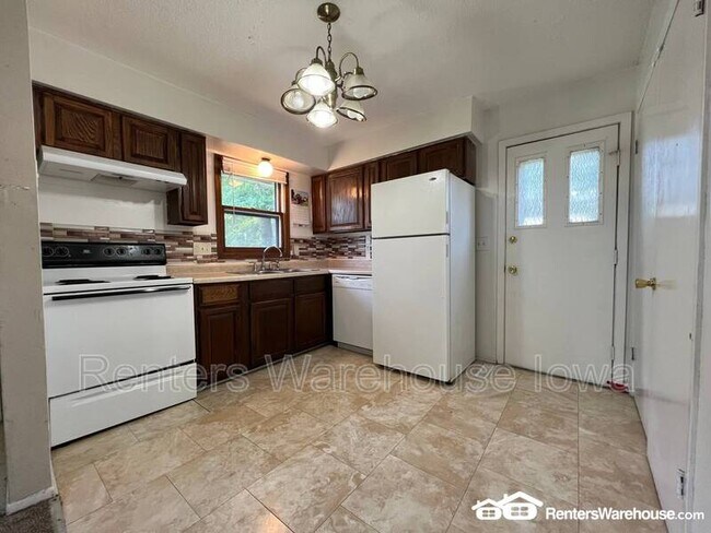 Building Photo - 910 E Railroad Ave