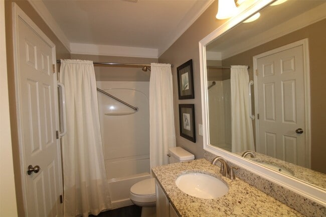Building Photo - 207 Tyndale Dr