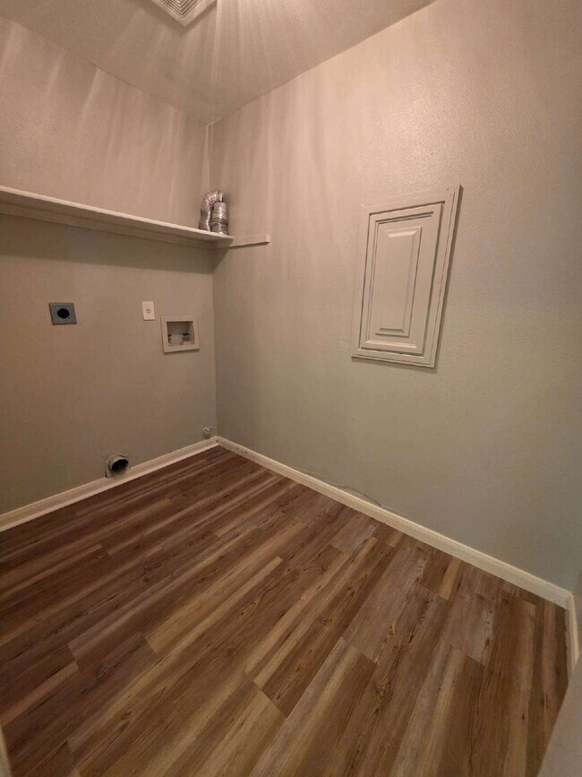 Building Photo - Updated 3/2 Duplex Near Shopping in San Antonio