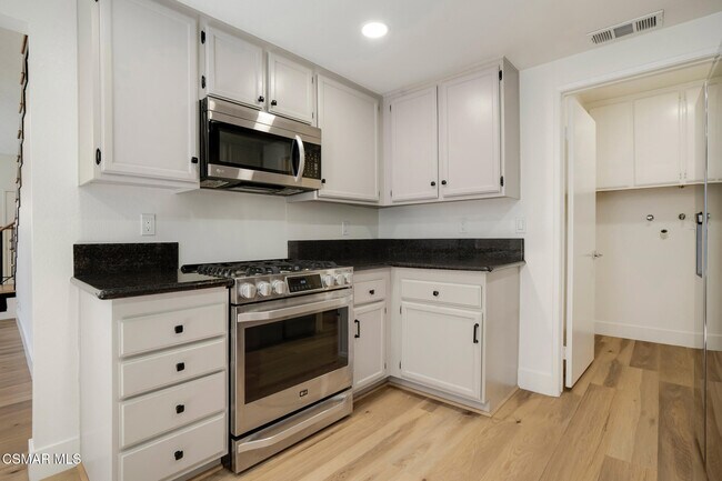 Building Photo - 974 Quarterhorse Ln