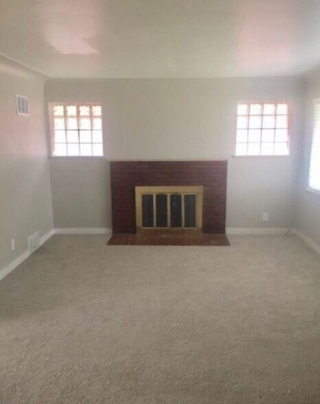 Family Room - 3350 Kearney St
