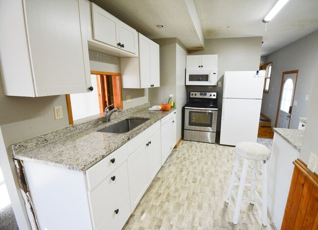 Building Photo - For Rent: 2 Bed, 1 Bath Home Near Mayo Clinic