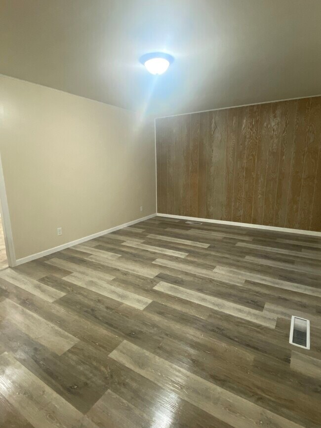 Building Photo - 429 Eldon Dr NW