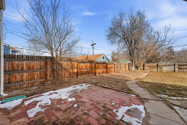 Building Photo - 3 Bed - 2 Bath home in Englewood!