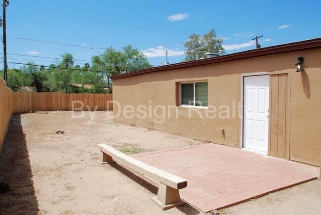 Building Photo - Recently Updated - 3 Bed 2 Bath - Large Ga...