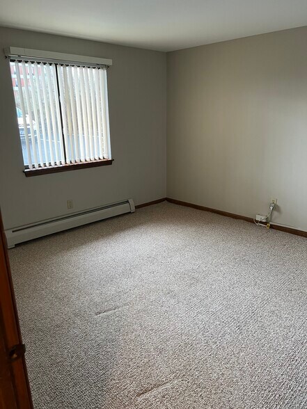 2nd bedroom with vertical blinds included. - 3890 Ridge Lea Rd