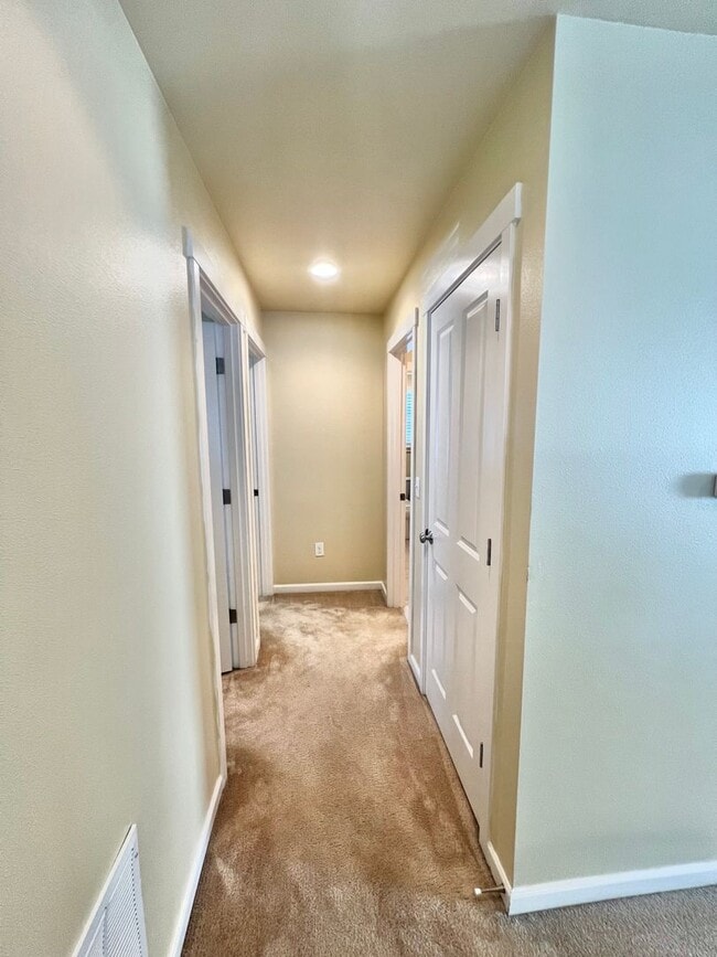 Building Photo - MOVE IN READY: 4bd 2.5ba 2,086 sq ft