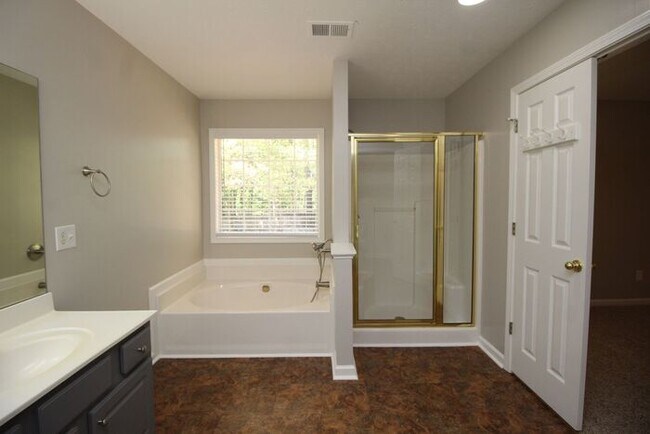 Building Photo - Huge Ranch home!