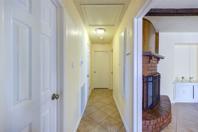 Building Photo - 6227 S Pinesap Dr