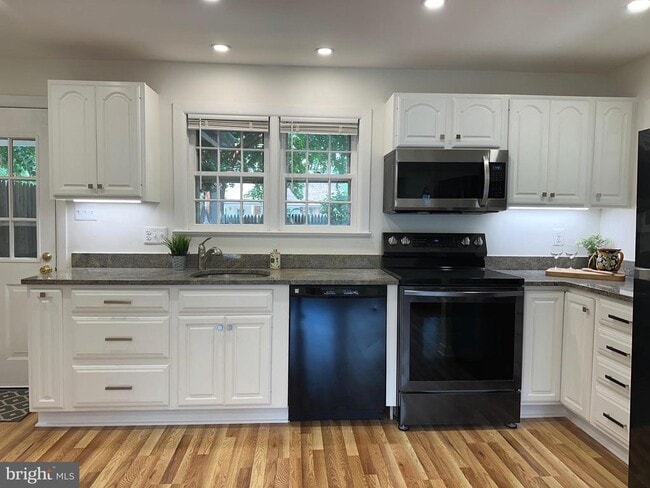 Building Photo - 411 Hampton Ct