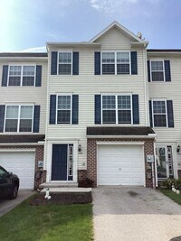Building Photo - Bright 3 Bedroom, 2.5 Bath Townhome in Spring Grove Schools!!