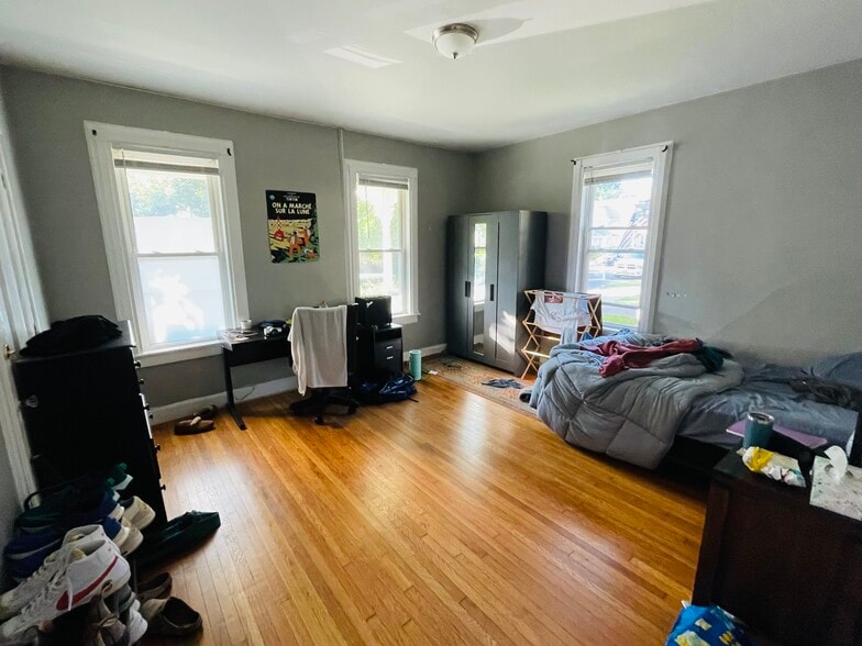 Building Photo - 96 Chapin St