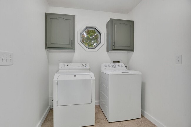Building Photo - Gorgeous 4 bedroom, 3 1/2 bathroom home wi...