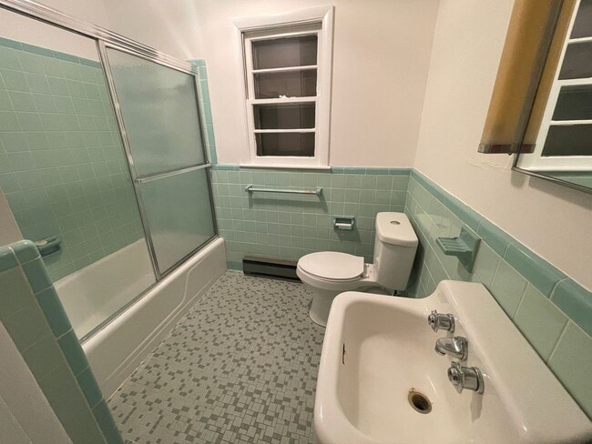 Building Photo - 3 bedroom 1.5 bath house available.   Pet friendly!