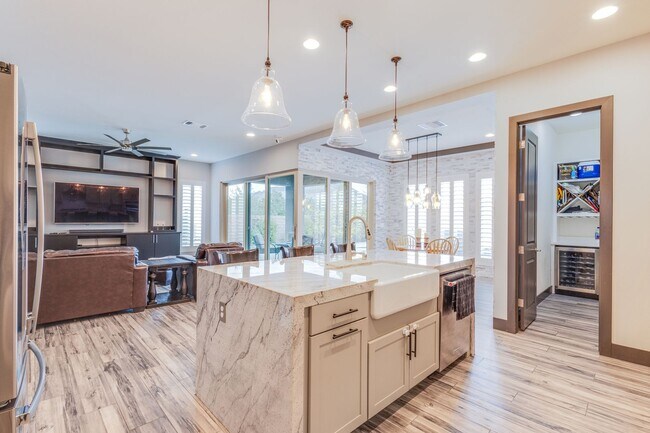 Building Photo - Stunning 5Bed/4.5 Bath home located in a prestigious guard gated community of Reverence in Summerlin