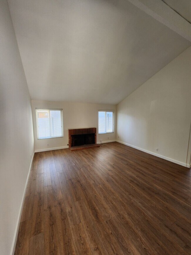 Building Photo - 10930 Red Rock Dr