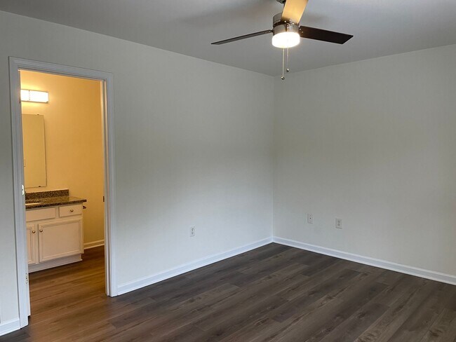 Building Photo - Two Bedroom Townhouse with Bonus Room in Sherrills Ford!