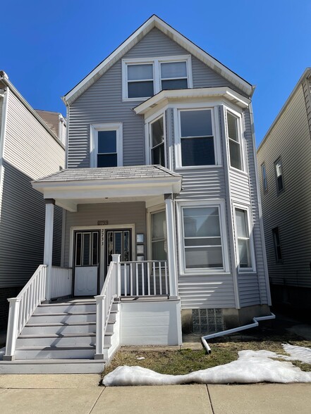 Building Photo - 2733 N Ridgeway Ave