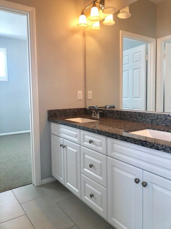 Building Photo - Beautiful East Ventura Home- Enclave Community
