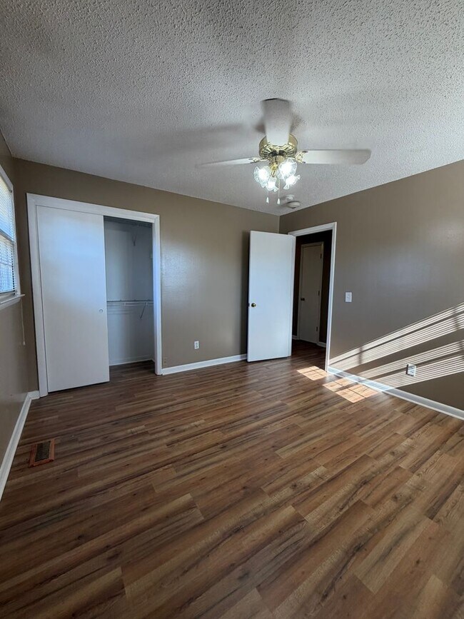 Building Photo - 1,640 Sq Ft | 4 Bed | 2 Bath