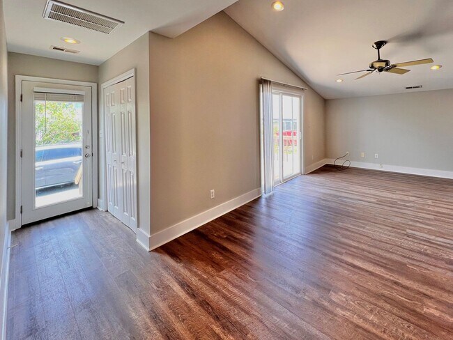 Building Photo - 2 Bedroom Apartment in Surf City