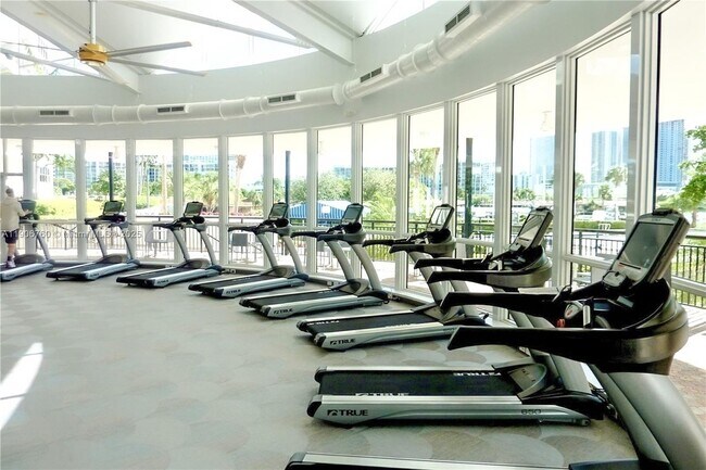 Building Photo - 2500 Parkview Dr