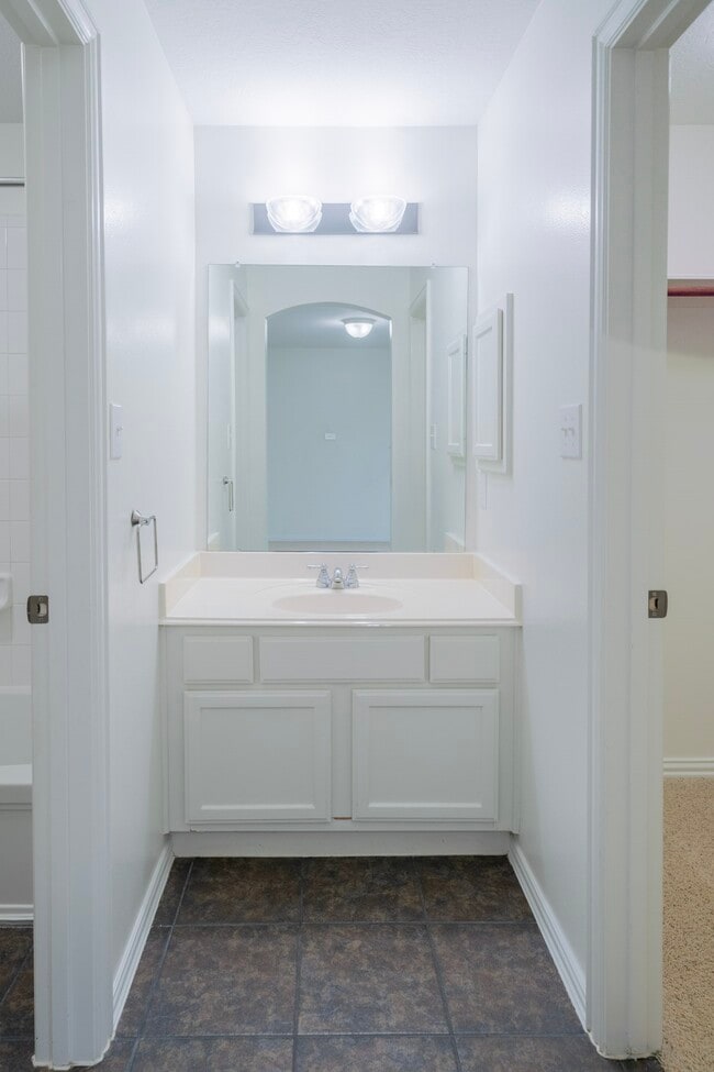 Building Photo - 1415 Sue Barnett Dr