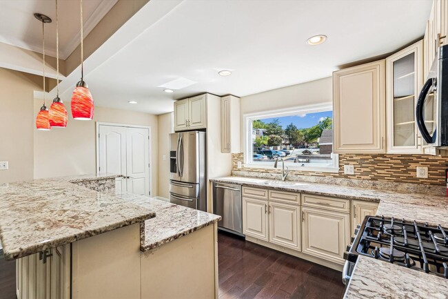 Building Photo - Charming and very Spacious 3 BR/3.5 BTH in...