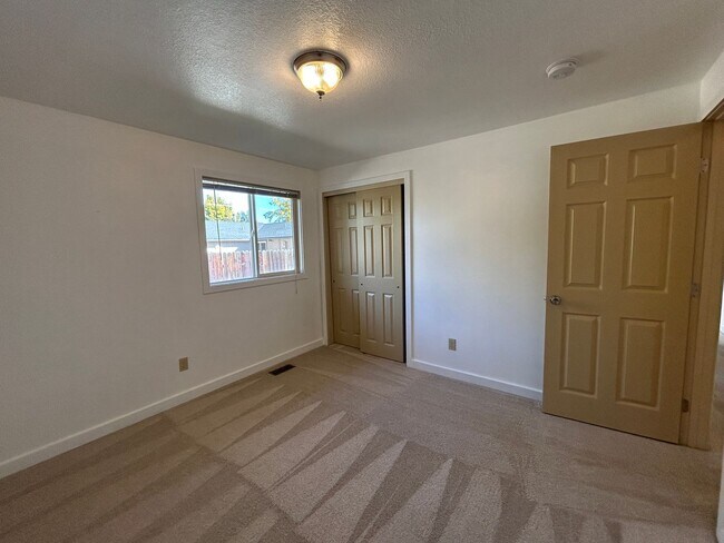 Building Photo - 4 Bedroom / 2 Bathroom Home in SW Redmond