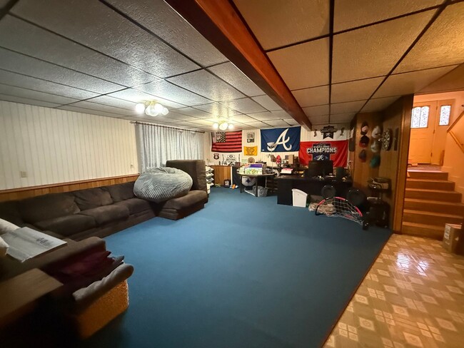 Building Photo - 4-bedroom home in Fairbanks / Dog friendly / Natural Gas