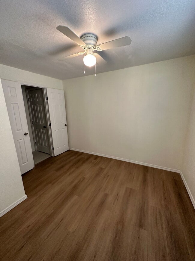 Building Photo - Fully update back house!!