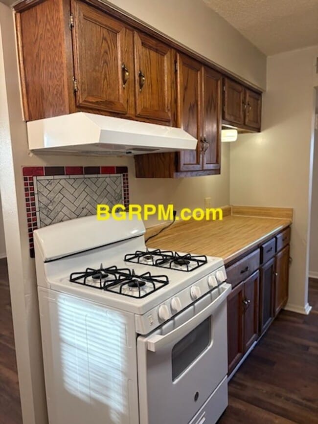 Building Photo - 3 BD, 1 1/2 BA, Home in Sherwood