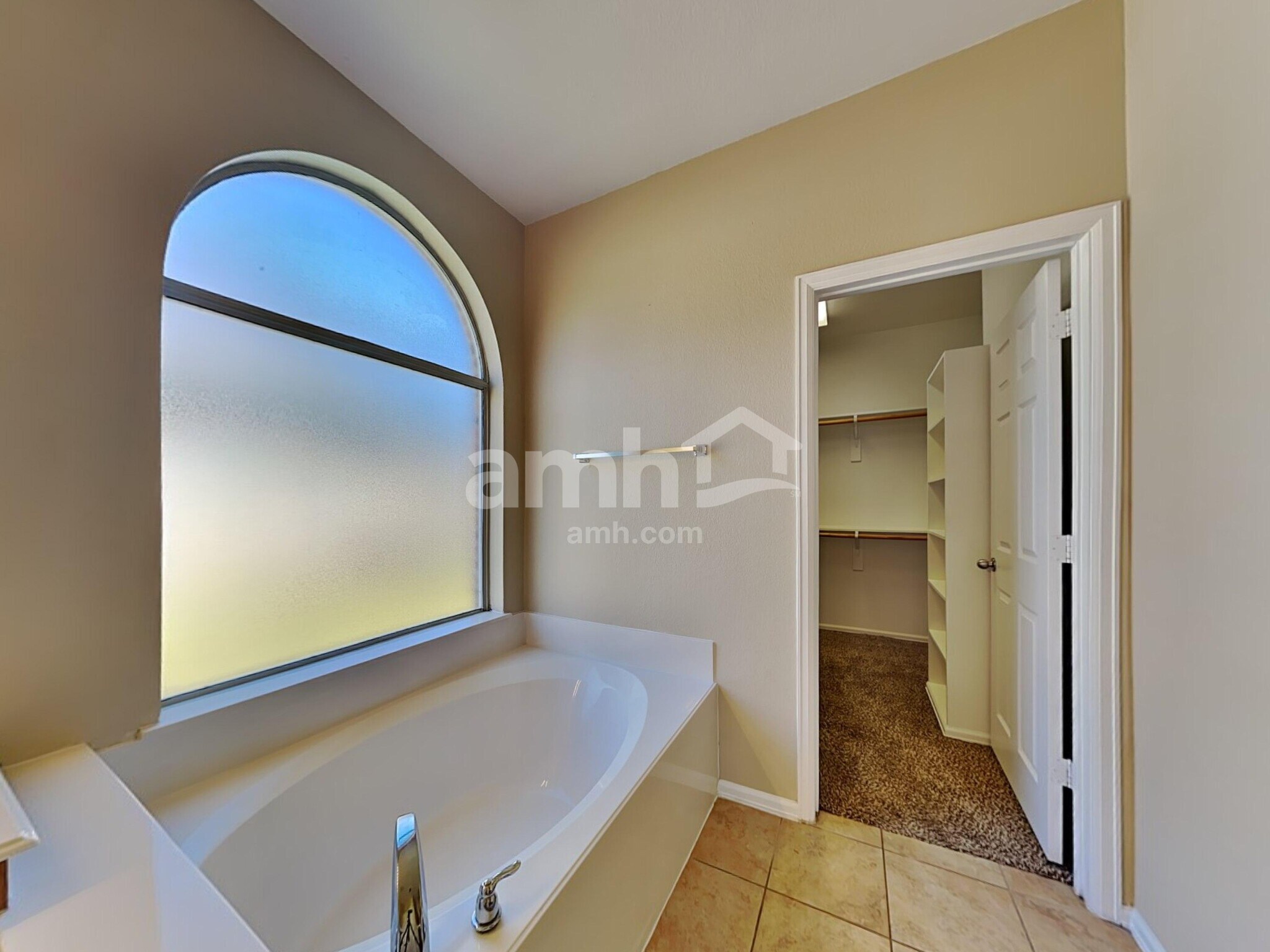 Building Photo - 2844 S Serrano