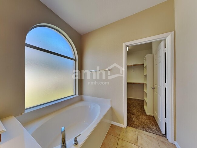 Building Photo - 2844 S Serrano