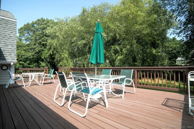 Building Photo - 11 Beechwood Ln