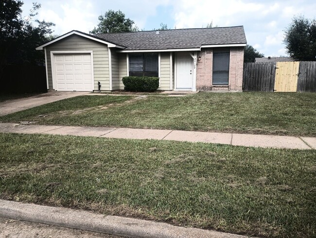 Building Photo - 3 bed / 1 bath home in Hockley - Move in R...