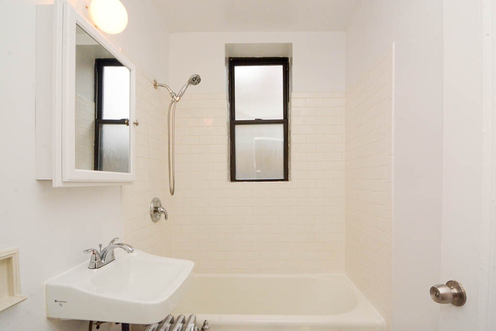 Building Photo - 3335 W Diversey Ave