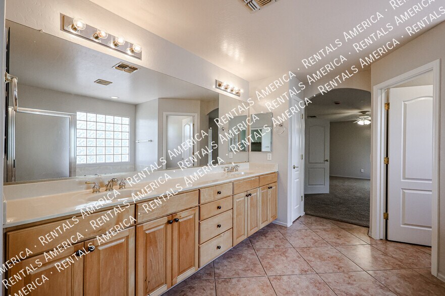 Building Photo - 1155 E Winchester Pl