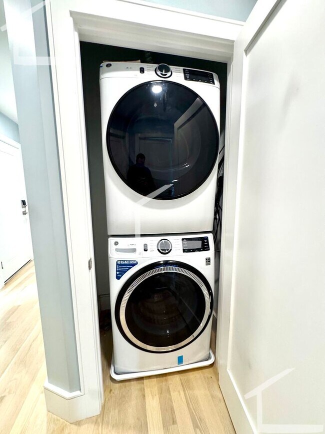 Building Photo - 9/1 Newly renovated 3BR/2BA in the heart of Washington Sq!