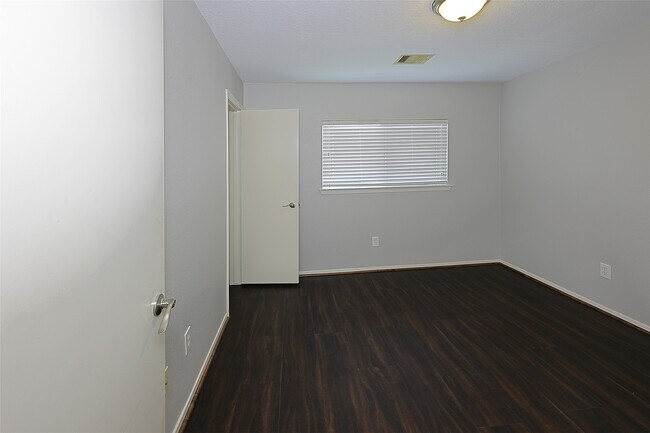 Building Photo - 6315 Settlers Square Ln