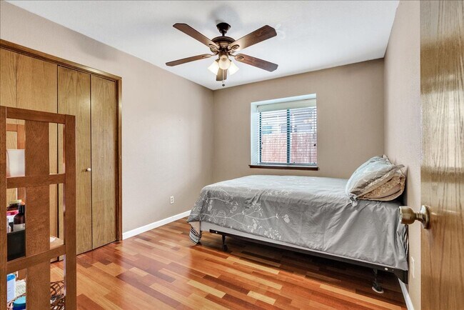 Building Photo - This home is loaded with upgrades and space in North Hanford.  Call today!
