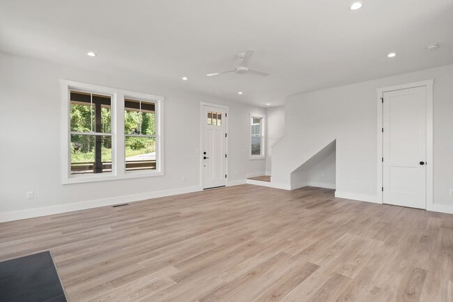 Building Photo - Modern Two-Story Home in West Asheville!