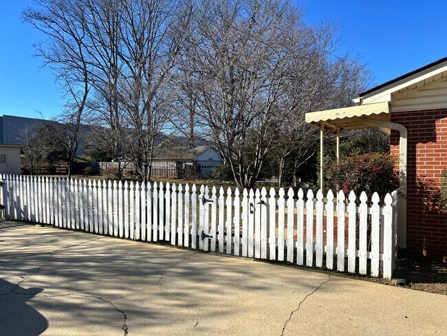 Building Photo - 208 Dalewood Dr