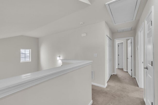 Building Photo - 3 Bedroom Townhome with 2 Car Garage in He...