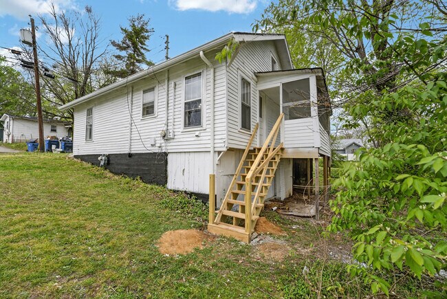 Building Photo - 225 Sunset Ave