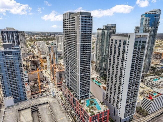 Building Photo - 601 NE 1st Ave