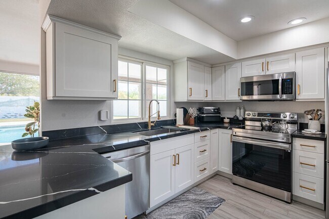 Building Photo - 10615 N 63rd Dr