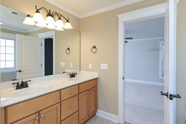 Building Photo - 3 Bedroom 2.5 bath low maintenance living for rent!